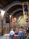 vista interior de la iglesia de la magdalena en donde se realiza  la exposición de la fiesta de la historia de ribadavia. En primer plano  Edmundo Araujo Gandara Presidente de la Coordinadora de la Fiesta de la Historia