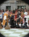 ajedrez viviente que  se celebra en la plaza mayor en la fiesta de la historia de ribadavia