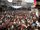 multitud en la plaza mayor en la fiesta de la historia de ribadavia