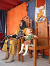 rey e hijo sentados en sus correspondientes tronos  en la fiesta de la historia de ribadavia