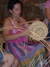 profesora del taller de cestería que se celebra en el local de la magdalena en los cursos de verano promovidos por la coordinadora de la fiesta de la historia de ribadavia