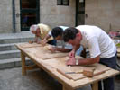 taller de talla en el patio del muso etnologico en los cursos de verano organizados por la coordinadora de la fiesta de la historia de ribadavia