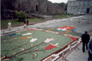 alfombra en honor a la virgen del portal en la rua do progreso en frente al castillo de los sarmientos