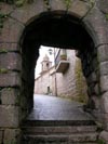 porta falsa de acceso ao recinto murado, ao fondo a igrexa da madalena de ribadavia