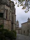 abside da igrexa de santo domingo, ao fondo capela da virxe do portal de ribadavia