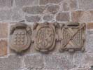 escudos sobre a porta principal na igrexa san francisco de ribadavia