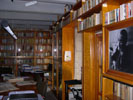 biblioteca doada por  jesus sanchez  orriols (chucho na foto da dereita) no museo etnoloxico de ribadavia