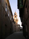 museo etnologico con vistas al fondo de iglesia de santiago de ribadavia