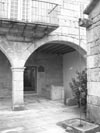 patio interior de arriba do pazo dos condes e porta de acceso ao centro sefardi de galicia