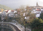 vista panoramica de ribadavia desde el puente de san francisco, debajo el rio avia y al fondo el puente de hierro del ferrocarril