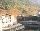 panoramica de ribadavia dende a ponte de san francisco, debaixo o rio avia e  o fondo a ponte de ferro do ferrocarril