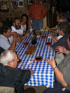 gente tomando vino tinto en Papuxa